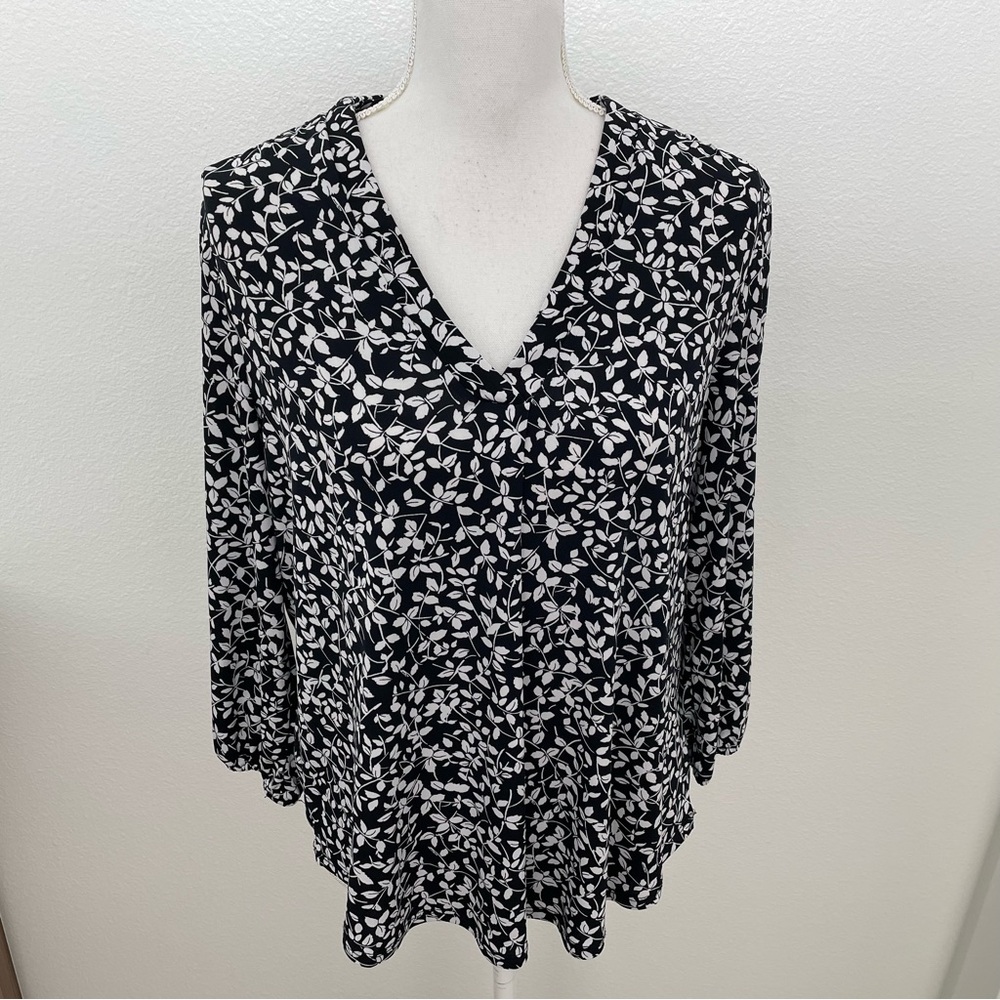 Turo by Vince Camuto Black and White Leaf Print Short Sleeve Blouse, M